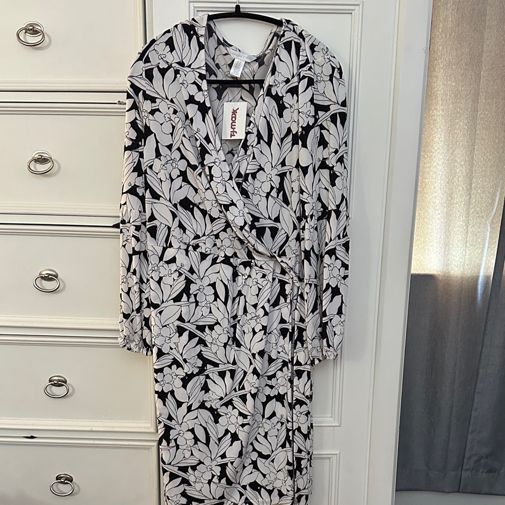 London Times Black and White Floral Long Sleeve Dress